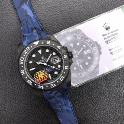 劳力士Rolex Daytona翡翠夜光全碳纤维GMT横空出世 这款获得天文台认证的首款全碳纤维GMT搭载2836全自动机械 蓝宝石抗刮损水晶镜面 碳纤维字面 完美复刻 原装同步橡树胶带 原装扣  更加柔软舒适 方便佩戴 爱不释手的劳力士GMT 品不完的一劳永逸！！！