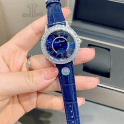 独家实拍，认准品质与细节积家约会系列月相珠宝腕表，体现出了积家的精妙之芯时间之艺，表圈及表盘内珠宝工匠们精心打磨镶嵌的钻石，让时间每一帧每一秒都闪耀迷人。珍珠贝母表盘上奢华镶钻搭配进口石英机芯，拱形蓝宝石镜面，进口小牛皮表带搭配原装折叠扣。 直径34mm厚11mm