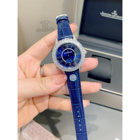 独家实拍,认准品质与细节积家约会系列月相珠宝腕表,体现出了积家的精妙之芯时间之艺,表圈及表盘内珠宝工匠们精心打磨镶嵌的钻石,让时间每一帧每一秒都闪耀迷人。珍珠贝母表盘上奢华镶钻搭配进口石英机芯,拱形蓝宝石镜面,进口小牛皮表带搭配原装折叠扣。 直径34mm厚11mm 独家实拍,认准品质与细节积家约会系列月相珠宝腕表,体现出了积家的精妙之芯时间之艺,表圈及表盘内珠宝工匠们精心打磨镶嵌的钻石,让时间每一帧每一秒都闪耀迷人。珍珠贝母表盘上奢华镶钻搭配进口石英机芯,拱形蓝宝石镜面,进口小牛皮表带搭配原装折叠扣。 直径34mm厚11mm