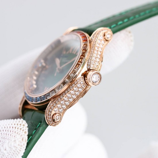 萧邦新款chopard Happy Sport系列之彩钻腕表，以精钢搭配钻石，凝固刹那时刻，绽放隽永气质！精彩细节：1⃣️搭载与众不同的珍珠贝母字面，纹理和放射出来的光晕实属完美。2⃣️表盘搭配7颗快乐彩钻，采用施华洛世奇水晶，颗颗饱满闪烁！每一个颗的底座都是精雕细琢，以求实现正品钻珠那一致的旋转运动的效果！3⃣️壳套316L精钢表壳两侧均镶嵌顶级施华洛世奇水晶，颗颗火彩熠熠，色泽白净透亮4⃣️搭配海鸥2892机芯机械！AN Factory精品之作 时间总让人惊喜不断 您绝对值得拥有！欢迎您的品鉴！