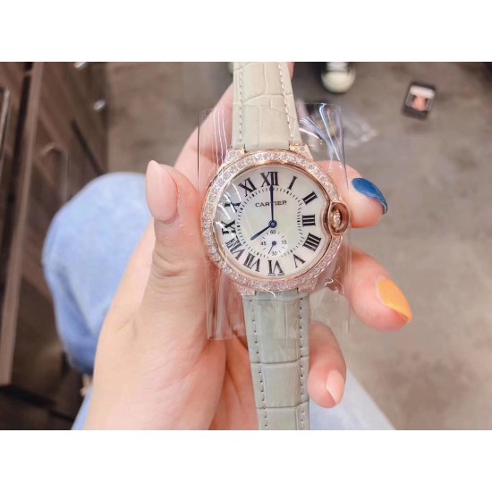 卡地亚 CARTIER 蓝气球奢华系列,316L精钢材质,简约又别具品味,摒弃了现代盛行的繁复华丽的修饰,以简约重新诠释唯美,打造独家高品质,采用高级珍珠贝母制作出表盘,优雅精致高贵气质尽显无漏。尺寸36mm*12mm。 卡地亚 CARTIER 蓝气球奢华系列,316L精钢材质,简约又别具品味,摒弃了现代盛行的繁复华丽的修饰,以简约重新诠释唯美,打造独家高品质,采用高级珍珠贝母制作出表盘,优雅精致高贵气质尽显无漏。尺寸36mm*12mm。