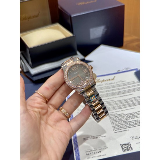 《YF出品》萧邦Happy Diamonds系列在女士腕表当中非常具有标志性,这款腕表拥有36和30毫米的腕表直径,对于大部分女士来说这个尺寸刚刚好。极具标志性的表壳设计搭配银色表盘,盘面上转动的钻石是萧邦Happy Diamonds最大的亮点设计所在。腕表搭载了自动上链机芯,能够为腕表提供42个小时的动力储存。。。YF臻品(2021新鲜上市):萧邦HAPPY DIAMONDS系列274893-5003腕表(精钢-玫瑰金-白色贝壳表盘,7颗彩色活动钻石,2892-2全自动机械,36毫米) 《YF出品》萧邦Happy Diamonds系列在女士腕表当中非常具有标志性,这款腕表拥有36和30毫米的腕表直径,对于大部分女士来说这个尺寸刚刚好。极具标志性的表壳设计搭配银色表盘,盘面上转动的钻石是萧邦Happy Diamonds最大的亮点设计所在。腕表搭载了自动上链机芯,能够为腕表提供42个小时的动力储存。。。YF臻品(2021新鲜上市):萧邦HAPPY DIAMONDS系列274893-5003腕表(精钢-玫瑰金-白色贝壳表盘,7颗彩色活动钻石,2892-2全自动机械,36毫米)