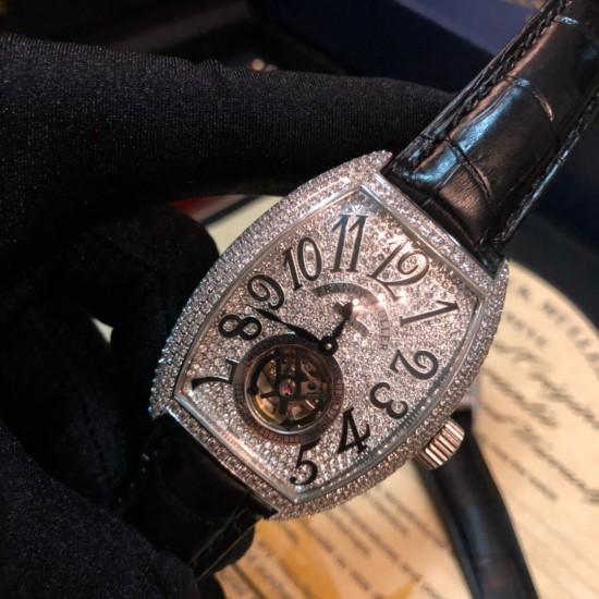【独家实拍 法兰克穆勒-Franck muller 男士腕表 】法兰克穆勒 FM全新升级版 酒桶满天星,8880 CC AT 飞轮系列 ,独具一格匠心之作,精工雕刻镶嵌数字飞轮表盘,正明珠自动上链机械机芯 原装1:1 功能 暗喻不拘一格的独立型格,耐磨蓝光水晶镜面 304L精钢镶钻外壳 经过多道工序制作而成,不惜代价还原正品! 复古摩登与现代张扬兼具,佩戴于腕间,彰显独特品味! 【独家实拍 法兰克穆勒-Franck muller 男士腕表 】法兰克穆勒 FM全新升级版 酒桶满天星,8880 CC AT 飞轮系列 ,独具一格匠心之作,精工雕刻镶嵌数字飞轮表盘,正明珠自动上链机械机芯 原装1:1 功能 暗喻不拘一格的独立型格,耐磨蓝光水晶镜面 304L精钢镶钻外壳 经过多道工序制作而成,不惜代价还原正品! 复古摩登与现代张扬兼具,佩戴于腕间,彰显独特品味!