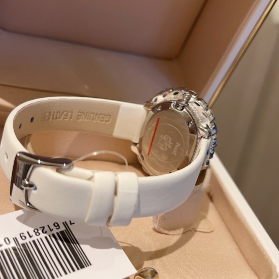 伯爵-PIAGET 全新高级珠宝系列,18K白金.玫瑰金,镶饰两圈马眼型切割美钻一圈22颗(约3.84克拉)-共44颗高级珠宝制作的一大挑战;钻石散发的耀眼光芒,皮带采用轻柔的缎面材质,与钻石造型形成优雅对比。原装尺寸31 X37 mm 伯爵-PIAGET 全新高级珠宝系列,18K白金.玫瑰金,镶饰两圈马眼型切割美钻一圈22颗(约3.84克拉)-共44颗高级珠宝制作的一大挑战;钻石散发的耀眼光芒,皮带采用轻柔的缎面材质,与钻石造型形成优雅对比。原装尺寸31 X37 mm