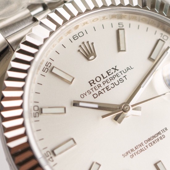 ROLEX 劳力士 蚝式恒动日志型41mm系列腕表,直径41mm,经典的蚝式表壳搭配三角坑纹外圈,把头采用旋入式设计,抗刮损蓝水晶玻璃,防反光凸透式放大(2.5倍)日历窗,隐蔽式摺叠皇冠带扣,矜持有度秀而不媚 恒久优雅! ROLEX 劳力士 蚝式恒动日志型41mm系列腕表,直径41mm,经典的蚝式表壳搭配三角坑纹外圈,把头采用旋入式设计,抗刮损蓝水晶玻璃,防反光凸透式放大(2.5倍)日历窗,隐蔽式摺叠皇冠带扣,矜持有度秀而不媚 恒久优雅!