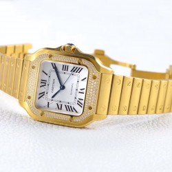 【BV出品】santos de Cartier腕表 山度士女装表款 表壳 表圈镶嵌206颗明亮式切割圆钻 七角形表冠 镶嵌一颗多切面蓝宝石 阳光射线纹饰效果表盘，剑型蓝钢指针 蓝宝石水晶镜面 配备“SmartLink”表链调节装置 可配鳄鱼皮或牛皮表带 搭配双重折叠表扣 表带均配备“QuickSwitch”表带快速替换装置 表壳宽度：35.1毫米 表壳厚度：8.83毫米 防水深度10巴（约100米）