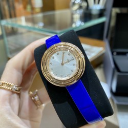 全网女生听我的！买它…❤️。     伯爵“时来运转”顶级奢侈品入门款精致的 29mm尺寸大小！第一眼看到它的时候我一眼就中，首先是外观设计足够百搭，➕上外层一圈可来回转动 很有寓意、一起“转动，遇见非凡”。上手很秀气，彩色鳄鱼皮可轻松拆卸 看上去就高端，机芯采用瑞士进口石英机芯，螺旋式表圈316L精钢打磨抛光 表面光亮如镜、表盘内圈钻石刻度 11颗⭕️圆形美钻（约0.07克拉）外圈一颗圆形美钻（约0.05克拉）
