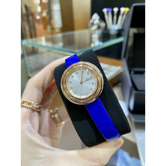 全网女生听我的!买它…❤️。 伯爵“时来运转”顶级奢侈品入门款精致的 29mm尺寸大小!第一眼看到它的时候我一眼就中,首先是外观设计足够百搭,➕上外层一圈可来回转动 很有寓意、一起“转动,遇见非凡”。上手很秀气,彩色鳄鱼皮可轻松拆卸 看上去就高端,机芯采用瑞士进口石英机芯,螺旋式表圈316L精钢打磨抛光 表面光亮如镜、表盘内圈钻石刻度 11颗⭕️圆形美钻(约0.07克拉)外圈一颗圆形美钻(约0.05克拉) 全网女生听我的!买它…❤️。 伯爵“时来运转”顶级奢侈品入门款精致的 29mm尺寸大小!第一眼看到它的时候我一眼就中,首先是外观设计足够百搭,➕上外层一圈可来回转动 很有寓意、一起“转动,遇见非凡”。上手很秀气,彩色鳄鱼皮可轻松拆卸 看上去就高端,机芯采用瑞士进口石英机芯,螺旋式表圈316L精钢打磨抛光 表面光亮如镜、表盘内圈钻石刻度 11颗⭕️圆形美钻(约0.07克拉)外圈一颗圆形美钻(约0.05克拉)