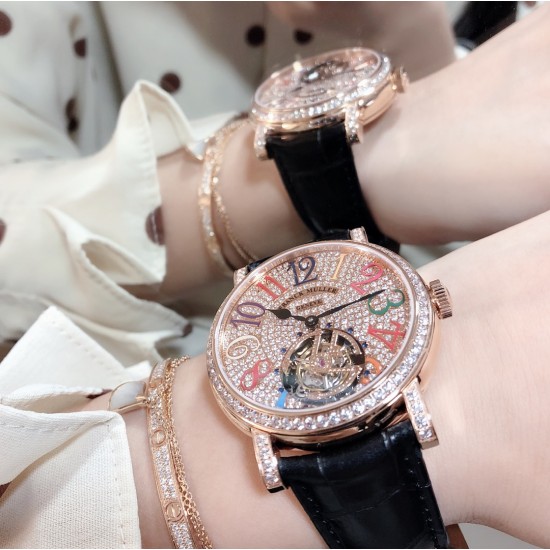 实拍 新品上市 法兰克穆勒 FRANCK MULLER 完美无瑕的设计,FM陀飞轮腕表震撼上市。腕表采用镂空式布局设计。机芯全貌一目了然,将复杂和神秘的陀飞轮装置完美显现。【重点介绍】采用精准稳定的海鸥陀飞轮手动机芯。丰满的机械感,。不仅将陀飞轮的机械美体现恰当,更是将她的神秘一览无遗的完美展示。【精彩细节】360度无死角镜面抛光,完美表达陀飞轮腕表高端大方的气质。意大利小牛皮表带,材质柔软,佩戴透气舒适,完美还原正品感觉。TW出品FM---GIGA陀飞轮,给您带来不一样的奢华体验! 实拍 新品上市 法兰克穆勒 FRANCK MULLER 完美无瑕的设计,FM陀飞轮腕表震撼上市。腕表采用镂空式布局设计。机芯全貌一目了然,将复杂和神秘的陀飞轮装置完美显现。【重点介绍】采用精准稳定的海鸥陀飞轮手动机芯。丰满的机械感,。不仅将陀飞轮的机械美体现恰当,更是将她的神秘一览无遗的完美展示。【精彩细节】360度无死角镜面抛光,完美表达陀飞轮腕表高端大方的气质。意大利小牛皮表带,材质柔软,佩戴透气舒适,完美还原正品感觉。TW出品FM---GIGA陀飞轮,给您带来不一样的奢华体验!