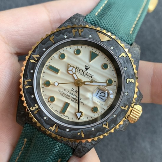 Diw新作勞力士超限量中东版 GMT-MASTER II Diw团队重新制作了碳纤维表壳,同时包含表圈、面盘等零件也全都是碳纤维材质,其中碳纤维表圈上数字刻度首次采用全新碳纤维植丁技术(非填油)塑造丰富视觉层次,质感细腻。透视底盖可清楚展示正反快速调日历的劳力士专属cal.3186机芯。搭配柔软魔术贴表带和一体碳纤维表扣。首批量产提供4种颜色表盘可选,5种不同颜色风格表带。 Diw新作勞力士超限量中东版 GMT-MASTER II Diw团队重新制作了碳纤维表壳,同时包含表圈、面盘等零件也全都是碳纤维材质,其中碳纤维表圈上数字刻度首次采用全新碳纤维植丁技术(非填油)塑造丰富视觉层次,质感细腻。透视底盖可清楚展示正反快速调日历的劳力士专属cal.3186机芯。搭配柔软魔术贴表带和一体碳纤维表扣。首批量产提供4种颜色表盘可选,5种不同颜色风格表带。