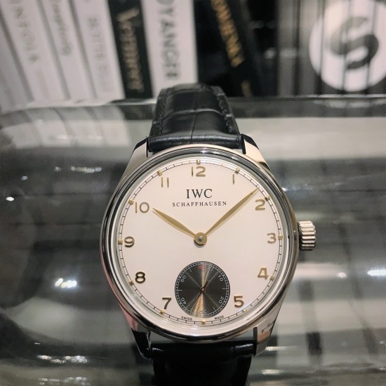 IWC万国系列:葡萄牙经典琼斯之剑尺寸:44mm 机芯:原装复刻手动上链机芯表壳材质:不绣精钢三度防水! 原装开模!原装复刻锅盖型强化玻璃! IWC万国系列:葡萄牙经典琼斯之剑尺寸:44mm 机芯:原装复刻手动上链机芯表壳材质:不绣精钢三度防水! 原装开模!原装复刻锅盖型强化玻璃!