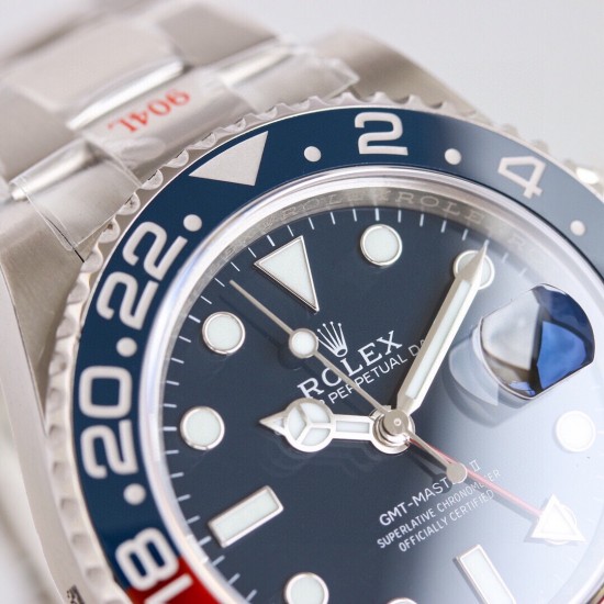 ROLEX 劳力士 GMT格林尼治 采用专柜机芯3285一体机芯蓝游丝和原版同样通过调试时针快跳调整日历的功能瞬跳，和原版一样的GMT双时区表针在底部时针上面的第二层，由下到上的顺序为：时针-双时区针-分钟-秒钟。[666][666]本次可乐/国米圈可以说是95%以上的相似度/在各个角度均有这个95%水准。后续有详细颜色对比。本次圈口为独立开发，区别于市面上的任何版本。[强]表盘/指针/玻璃/表壳就不再一一赘述，原装一比一开模制作，保持大厂工艺水准。