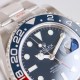 ROLEX 劳力士 GMT格林尼治 采用专柜机芯3285一体机芯蓝游丝和原版同样通过调试时针快跳调整日历的功能瞬跳，和原版一样的GMT双时区表针在底部时针上面的第二层，由下到上的顺序为：时针-双时区针-分钟-秒钟。[666][666]本次可乐/国米圈可以说是95%以上的相似度/在各个角度均有这个95%水准。后续有详细颜色对比。本次圈口为独立开发，区别于市面上的任何版本。[强]表盘/指针/玻璃/表壳就不再一一赘述，原装一比一开模制作，保持大厂工艺水准。