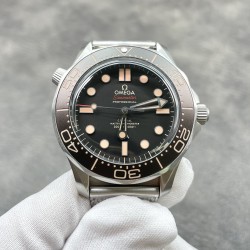 欧米茄海马300 邦德007-无暇赴死推出原版网带，按正品开发。全新腕表底盖采用NAIAD 搭配原装进口机芯，LOCK锁扣设计，确保镌刻字样始终处于竖直位置！42mm直径！詹姆斯邦德《无暇赴死》(NoTimeToDie)，将佩戴这款腕表在电影中闪耀登场。买它！就可于腕间感受邦德的迷人魅力！ag厂出品，出货实拍