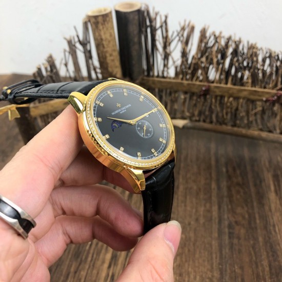 【 VACHERON CONSTANTIN 】江诗丹顿 贵族的艺术品!搭配进口机芯(0返修)台湾厂进口316精钢塑造!字面采用3D油压鱼鳞纹技术,立体感十足,搭配意大利进口小牛皮!耗时6个月打造壳身 堪称完美无缺,尺寸41mm。耐磨防刮蓝宝石双卜玻璃!超强防水50米!江诗丹顿历经风雨一直以来都是销量冠军,独特而奢华的设计风格广受好评,是成功魅力人士的首选,怒荐! 【 VACHERON CONSTANTIN 】江诗丹顿 贵族的艺术品!搭配进口机芯(0返修)台湾厂进口316精钢塑造!字面采用3D油压鱼鳞纹技术,立体感十足,搭配意大利进口小牛皮!耗时6个月打造壳身 堪称完美无缺,尺寸41mm。耐磨防刮蓝宝石双卜玻璃!超强防水50米!江诗丹顿历经风雨一直以来都是销量冠军,独特而奢华的设计风格广受好评,是成功魅力人士的首选,怒荐!