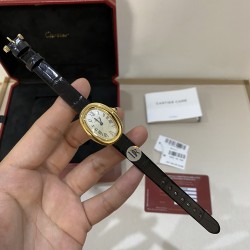 鳄鱼皮版本DR工厂 卡地亚浴缸 全网独家首发❗️Baignoire浴缸系列腕表，典雅欧风浴缸形状，完美演绎卡地亚的经典美学，涌现腕表设计的焕新力量卡家又一经典之作浴缸系列。实物拿到手的时候大吃一惊，颜值高 ！椭圆外型的感觉正是典雅欧风浴缸形状，这也太好看了吧！Baignoire浴缸系列腕表，小号表款，石英机芯。镶嵌一颗凸圆形蓝宝石。镀银表盘，剑形蓝钢指针，蓝宝石水晶镜面。灰褐色鳄鱼皮表带。表壳尺寸：32x26毫米厚度：8毫米防水深度3巴（约30米）生活防水。