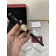 鳄鱼皮版本DR工厂 卡地亚浴缸 全网独家首发❗️Baignoire浴缸系列腕表,典雅欧风浴缸形状,完美演绎卡地亚的经典美学,涌现腕表设计的焕新力量卡家又一经典之作浴缸系列。实物拿到手的时候大吃一惊,颜值高 !椭圆外型的感觉正是典雅欧风浴缸形状,这也太好看了吧!Baignoire浴缸系列腕表,小号表款,石英机芯。镶嵌一颗凸圆形蓝宝石。镀银表盘,剑形蓝钢指针,蓝宝石水晶镜面。灰褐色鳄鱼皮表带。表壳尺寸:32x26毫米厚度:8毫米防水深度3巴(约30米)生活防水。 鳄鱼皮版本DR工厂 卡地亚浴缸 全网独家首发❗️Baignoire浴缸系列腕表,典雅欧风浴缸形状,完美演绎卡地亚的经典美学,涌现腕表设计的焕新力量卡家又一经典之作浴缸系列。实物拿到手的时候大吃一惊,颜值高 !椭圆外型的感觉正是典雅欧风浴缸形状,这也太好看了吧!Baignoire浴缸系列腕表,小号表款,石英机芯。镶嵌一颗凸圆形蓝宝石。镀银表盘,剑形蓝钢指针,蓝宝石水晶镜面。灰褐色鳄鱼皮表带。表壳尺寸:32x26毫米厚度:8毫米防水深度3巴(约30米)生活防水。