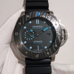 沛纳海新款来袭，SUBMERSIBLE 潜行系列，型号PAM00799，直径47mm,厚度15mm,矿物质强化玻璃，CARBOTECH逆时针旋转表圈附分度标，进口硅胶带，装配全自动机芯！精品奉献，彰显男士魅力，欢迎转载