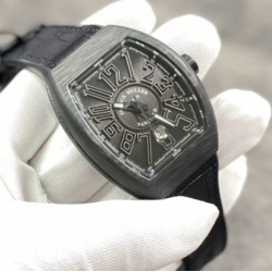 法兰克穆勒 FRANCK MULLER，透过特殊处理工序将碳纤维的超轻优雅与夜光粒子的特性完美糅合，将两种材质的特性发挥得淋漓尽致，在表壳内呈现前所未见如宇宙般的景象。 在夜幕低垂之时，展现充满未来感的外型，令人耳目一新。碳纤维表壳饰以夜光细节，令这款腕表更前卫时尚。搭载9015机芯，质量稳定。tw厂出品，出货实拍