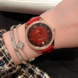 ★实拍 欧米茄-OMEGA 欧米茄碟飞名典系列 女士腕表 欧米茄名典腕表诞生于1949年，其纤薄而典雅的金质表壳别具一格，内部搭载的超薄机芯极具传奇色彩。渐变色弧面表盘，搭配抛光18K金指针，6点位设置有日历窗口，34mm玫瑰金表壳配以多色双面意大利牛皮表带。低调的奢华，简约而不简单.
