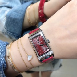 实拍 调美价 积家Jaeger Revers one一号翻转腕表 ！翻转真的是好看到爆炸积家翻转系列3288420 ！低调有历史底蕴！尺寸40.1*20独具一格，进口朗达机芯稳定持久，烧钢蓝指针芳泽无加，午夜蓝色的小牛皮如精灵般俏皮可爱 ，加上原装表扣独特100%的还原度。优雅的气质，精致的翻转结构，精美的做工，腕间璀璨美钻照亮倾心时刻，会让佩戴者赏心悦目，爱不释手。2020大旱望云，愿所有的美好都能如期而至。认准实拍细节！小红书爆款推荐！鳄鱼皮