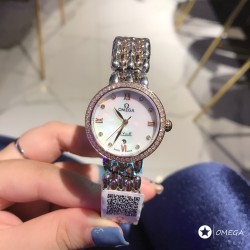 欧米茄 OMEGA 精品女神水滴系列腕表。316L精钢材质，进口石英机芯，原装折叠扣，精致唯美的设计，让您的美丽无处不在，也将华丽与经典融合，创造出惊艳巨作，表盘清新淡雅，色彩的格调将华丽装点腕间，悦享浪漫之感。尺寸28mm。