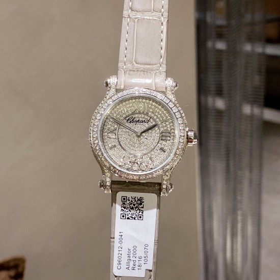 实拍 为你带来快乐——推出萧邦chopard Happy Sport满钻腕表!①卓越时计源于精湛工艺,双层蓝宝水晶玻璃之间,7颗施华洛世奇快乐彩钻活灵活现,完美诠释原装的韵味和感觉,镶满钻的表壳比例匀称,做工精湛,颗颗美钻饱满挺拔。②字面为了追求完美,耗时耗力,每一个刻度和英文logo都经过多次的独立开模,耗费多套模板,为你带来最接近原装的字面效果!③机芯采用进口石英机芯走时精准,④表带方面,为追求极致以及每一位客户的体验感,不惜成本采用牛皮皮表带,为你带来最高的体验手感制表技艺和宝石镶嵌完美融合! 实拍 为你带来快乐——推出萧邦chopard Happy Sport满钻腕表!①卓越时计源于精湛工艺,双层蓝宝水晶玻璃之间,7颗施华洛世奇快乐彩钻活灵活现,完美诠释原装的韵味和感觉,镶满钻的表壳比例匀称,做工精湛,颗颗美钻饱满挺拔。②字面为了追求完美,耗时耗力,每一个刻度和英文logo都经过多次的独立开模,耗费多套模板,为你带来最接近原装的字面效果!③机芯采用进口石英机芯走时精准,④表带方面,为追求极致以及每一位客户的体验感,不惜成本采用牛皮皮表带,为你带来最高的体验手感制表技艺和宝石镶嵌完美融合!