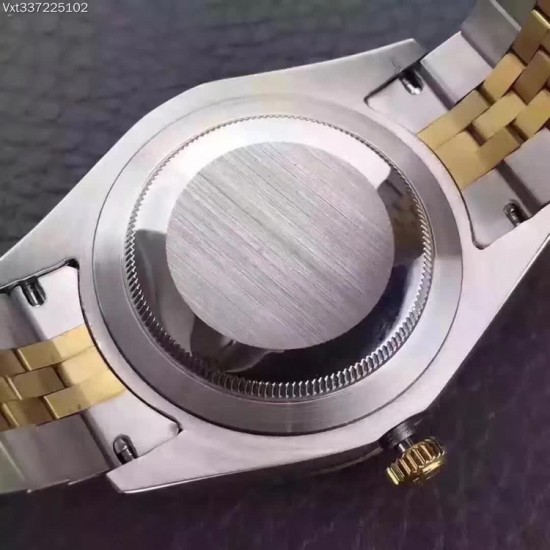 注意,注意,注意,现货提供,LG厂出品土豪订制版18K金包金版劳力士腕表———————————品牌:劳力士 Rolex系列:日志型系列款式:126333 镶钻腕表尺寸:41mm机芯:2836自动上链机芯功能:时、分、秒、日期显示表壳:316精钢外层包18K金镜面:蓝宝石镜面表带:精钢表带表扣:折叠扣防水:50米 注意,注意,注意,现货提供,LG厂出品土豪订制版18K金包金版劳力士腕表———————————品牌:劳力士 Rolex系列:日志型系列款式:126333 镶钻腕表尺寸:41mm机芯:2836自动上链机芯功能:时、分、秒、日期显示表壳:316精钢外层包18K金镜面:蓝宝石镜面表带:精钢表带表扣:折叠扣防水:50米