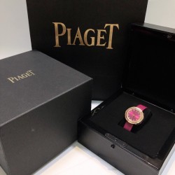 实拍 伯爵-PIAGET 女士腕表 瑞士石英机芯 316L精钢表壳 真牛皮表带 尺寸34*8mm 蓝宝石玻璃镜面 简约的设计,大胆而多彩的配色,以及旋转表圈是伯爵品牌 Possession腕表的特质所在。通过品牌制表师们天马星空的创意,将各个亮色的表带与贵金属、钻石、精钢材质相融,通过圆形盘面的演绎,令全新的 Possession腕表越发闪耀夺目,给人眼前一亮之感。