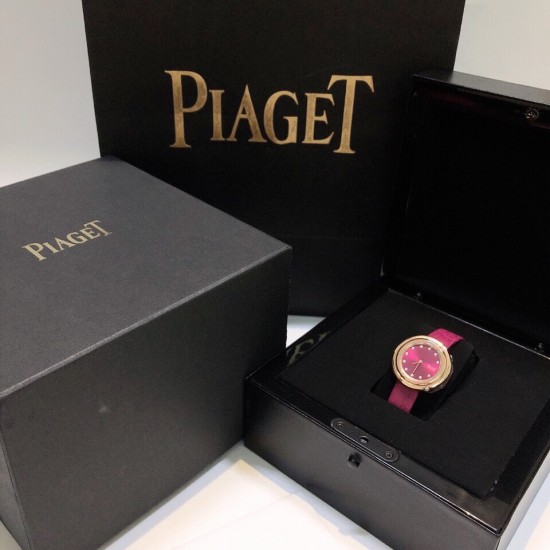 实拍 伯爵-PIAGET 女士腕表 瑞士石英机芯 316L精钢表壳 真牛皮表带 尺寸34*8mm 蓝宝石玻璃镜面 简约的设计,大胆而多彩的配色,以及旋转表圈是伯爵品牌 Possession腕表的特质所在。通过品牌制表师们天马星空的创意,将各个亮色的表带与贵金属、钻石、精钢材质相融,通过圆形盘面的演绎,令全新的 Possession腕表越发闪耀夺目,给人眼前一亮之感。 实拍 伯爵-PIAGET 女士腕表 瑞士石英机芯 316L精钢表壳 真牛皮表带 尺寸34*8mm 蓝宝石玻璃镜面 简约的设计,大胆而多彩的配色,以及旋转表圈是伯爵品牌 Possession腕表的特质所在。通过品牌制表师们天马星空的创意,将各个亮色的表带与贵金属、钻石、精钢材质相融,通过圆形盘面的演绎,令全新的 Possession腕表越发闪耀夺目,给人眼前一亮之感。