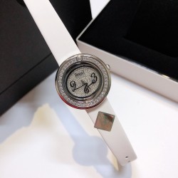 伯爵-PIAGET POSSESSION 系列，全新高级珠宝系列，18K白金镶钻，旋转式表圈，镶嵌37颗圆型美钻，寓意着时来运转，富贵逼人，采用轻柔的缎面材质皮带，与钻石散发的耀眼光芒造型形成优雅对比。Piageet 以逾百年的奢华珠宝腕间闪耀之作铺镶满钻的字面 挑战美学工艺的界限 独特大胆的创意风格与凝练腕间的璀璨美学，正待 与您邂逅。尺寸29X6.8mm「MX实拍」
