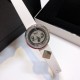 伯爵-PIAGET POSSESSION 系列,全新高级珠宝系列,18K白金镶钻,旋转式表圈,镶嵌37颗圆型美钻,寓意着时来运转,富贵逼人,采用轻柔的缎面材质皮带,与钻石散发的耀眼光芒造型形成优雅对比。Piageet 以逾百年的奢华珠宝腕间闪耀之作铺镶满钻的字面 挑战美学工艺的界限 独特大胆的创意风格与凝练腕间的璀璨美学,正待 与您邂逅。尺寸29X6.8mm「MX实拍」 伯爵-PIAGET POSSESSION 系列,全新高级珠宝系列,18K白金镶钻,旋转式表圈,镶嵌37颗圆型美钻,寓意着时来运转,富贵逼人,采用轻柔的缎面材质皮带,与钻石散发的耀眼光芒造型形成优雅对比。Piageet 以逾百年的奢华珠宝腕间闪耀之作铺镶满钻的字面 挑战美学工艺的界限 独特大胆的创意风格与凝练腕间的璀璨美学,正待 与您邂逅。尺寸29X6.8mm「MX实拍」