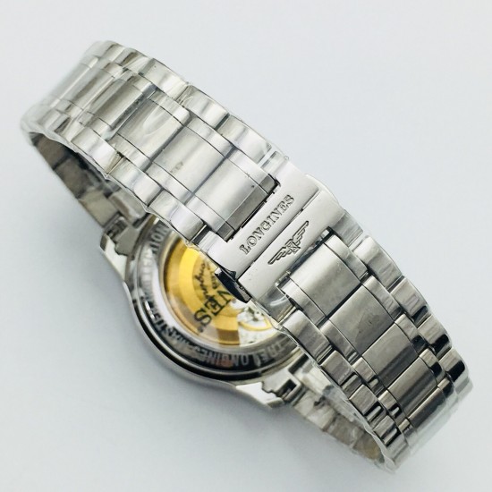 【LG Factory】新力作 浪琴Longines新款「Master Moonphase」月相日历腕表,采用ETA2824-2机芯,功能完美同步,防水深度30米,表耳线条温润流畅。表盘为大三针布局,最特别之处是表圈分钟刻度圈为立体倾斜的设计,提供出色的表盘层次感。6点的月相盘与日历功能融为一体。表盘共有3种款式:银白色麦粒纹搭配衬线体阿拉伯数字时标,黑色麦粒纹搭配罗马数字时标,蓝色日晖纹搭配棍状时标 ,直径40毫米,厚度10毫米,意大利进口小牛皮 原装蝴蝶扣 ⚠️请认准独家品质!LG品质 值得信赖! 【LG Factory】新力作 浪琴Longines新款「Master Moonphase」月相日历腕表,采用ETA2824-2机芯,功能完美同步,防水深度30米,表耳线条温润流畅。表盘为大三针布局,最特别之处是表圈分钟刻度圈为立体倾斜的设计,提供出色的表盘层次感。6点的月相盘与日历功能融为一体。表盘共有3种款式:银白色麦粒纹搭配衬线体阿拉伯数字时标,黑色麦粒纹搭配罗马数字时标,蓝色日晖纹搭配棍状时标 ,直径40毫米,厚度10毫米,意大利进口小牛皮 原装蝴蝶扣 ⚠️请认准独家品质!LG品质 值得信赖!