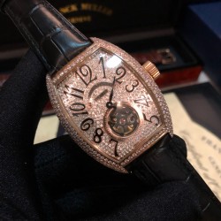 【独家实拍 法兰克穆勒-Franck muller 男士腕表 】法兰克穆勒 FM全新升级版 酒桶满天星，8880 CC AT 飞轮系列  ，独具一格匠心之作，精工雕刻镶嵌数字飞轮表盘，正明珠自动上链机械机芯 原装1:1 功能 暗喻不拘一格的独立型格，耐磨蓝光水晶镜面 304L精钢镶钻外壳 经过多道工序制作而成，不惜代价还原正品！ 复古摩登与现代张扬兼具，佩戴于腕间，彰显独特品味！