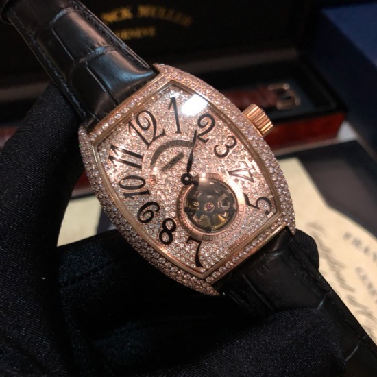 【独家实拍 法兰克穆勒-Franck muller 男士腕表 】法兰克穆勒 FM全新升级版 酒桶满天星,8880 CC AT 飞轮系列 ,独具一格匠心之作,精工雕刻镶嵌数字飞轮表盘,正明珠自动上链机械机芯 原装1:1 功能 暗喻不拘一格的独立型格,耐磨蓝光水晶镜面 304L精钢镶钻外壳 经过多道工序制作而成,不惜代价还原正品! 复古摩登与现代张扬兼具,佩戴于腕间,彰显独特品味! 【独家实拍 法兰克穆勒-Franck muller 男士腕表 】法兰克穆勒 FM全新升级版 酒桶满天星,8880 CC AT 飞轮系列 ,独具一格匠心之作,精工雕刻镶嵌数字飞轮表盘,正明珠自动上链机械机芯 原装1:1 功能 暗喻不拘一格的独立型格,耐磨蓝光水晶镜面 304L精钢镶钻外壳 经过多道工序制作而成,不惜代价还原正品! 复古摩登与现代张扬兼具,佩戴于腕间,彰显独特品味!
