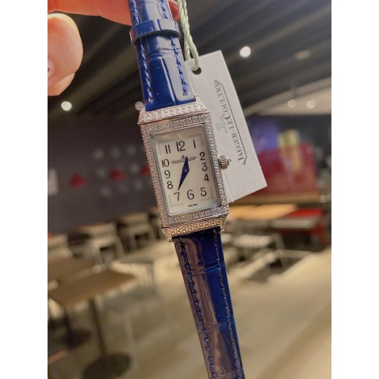 狠货来袭 积家 翻转满钻系列 牛皮台湾厂立体数字!三码合一 (搭配原装表扣凸出立体Logo ✅ )质量杠杠! 零0⃣️返修。深度防水。把头、后盖、于正品一致!壳套:珠宝镶钻表壳、316L精钢、深度防水!玻璃:采用蓝宝石水晶表镜表带:进口意大利牛皮 美洲鳄鱼皮表带尺寸:长度40.1mm宽度20mm机芯:瑞士进口机芯!搭配:保修卡 吊牌 底盖 三码合一编码:3356868 狠货来袭 积家 翻转满钻系列 牛皮台湾厂立体数字!三码合一 (搭配原装表扣凸出立体Logo ✅ )质量杠杠! 零0⃣️返修。深度防水。把头、后盖、于正品一致!壳套:珠宝镶钻表壳、316L精钢、深度防水!玻璃:采用蓝宝石水晶表镜表带:进口意大利牛皮 美洲鳄鱼皮表带尺寸:长度40.1mm宽度20mm机芯:瑞士进口机芯!搭配:保修卡 吊牌 底盖 三码合一编码:3356868