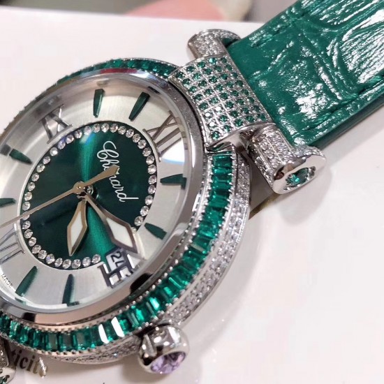 萧邦 CHOPARD IMPERIALE 系列腕表。独特风格带您走进一个新阶段并且成功塑造了崇尚自我表达和与众不同的生活化概念,316精钢材质,此表款全手工镶嵌施华洛世奇水晶钻,成为了美式奢侈生活风格的代表!进口石英机芯以及精细做工,佩戴贴手舒适,设计风格简约明朗。充满奢华璀璨的气息,光彩夺人、让你瞬间提升华丽的气质 萧邦 CHOPARD IMPERIALE 系列腕表。独特风格带您走进一个新阶段并且成功塑造了崇尚自我表达和与众不同的生活化概念,316精钢材质,此表款全手工镶嵌施华洛世奇水晶钻,成为了美式奢侈生活风格的代表!进口石英机芯以及精细做工,佩戴贴手舒适,设计风格简约明朗。充满奢华璀璨的气息,光彩夺人、让你瞬间提升华丽的气质