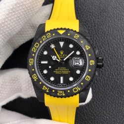 劳力士Rolex Daytona翡翠夜光全碳纤维GMT横空出世 这款获得天文台认证的首款全碳纤维GMT搭载2836全自动机械 蓝宝石抗刮损水晶镜面 碳纤维字面 完美复刻 原装同步橡树胶带 原装扣  更加柔软舒适 方便佩戴 爱不释手的劳力士GMT 品不完的一劳永逸！！！