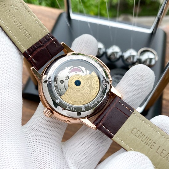 实物拍摄品牌：江诗丹顿 -Vacheron Constantin类型：[酷]男士腕表表壳：316精钢（做工优质）表带：进口真牛皮/316精钢（两种可选）机芯：高级定制全自动机械机芯（走时稳定）玻璃：高级强化镀膜镜面尺寸：直径40mm，厚度12.5mm