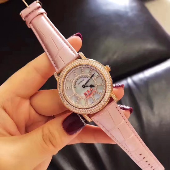 法兰克穆勒Franck muller ⏱FM新款镶钻简约女表✔️表壳表盘均选用进口5A水钻镶嵌、绝不掉钻‼️表盘很立体的双层字面、底层采用高端定制天然母贝、颜色炫彩自然、12个刻度用水钻镶嵌、立体感十足真皮表带、钢壳、进口石英机芯、蓝宝石水晶玻璃镜面、高品质、表盘直径约36毫米❗️这个夏天不离手的时尚单品 法兰克穆勒Franck muller ⏱FM新款镶钻简约女表✔️表壳表盘均选用进口5A水钻镶嵌、绝不掉钻‼️表盘很立体的双层字面、底层采用高端定制天然母贝、颜色炫彩自然、12个刻度用水钻镶嵌、立体感十足真皮表带、钢壳、进口石英机芯、蓝宝石水晶玻璃镜面、高品质、表盘直径约36毫米❗️这个夏天不离手的时尚单品