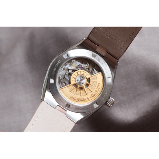★实拍 Vacheron Constantin江诗丹顿纵横四海系列OVERSEAS女款小号型2300v/2305v【表壳】表径3610.8mm 同步原装 质感细腻大方 蓝宝石镜面【字面】表盘经旭日纹缎面拉丝工艺处理 深邃优雅 18k金时标均带白色夜光涂层【机芯】CITIZEN8系列改Cal.5300机芯(机芯稳定零返修 )后原装18k纳米镀金质摆陀【表带扣】半马其他十字三片折叠式表扣 进口牛皮表带越欣赏 越懂欣赏 ★实拍 Vacheron Constantin江诗丹顿纵横四海系列OVERSEAS女款小号型2300v/2305v【表壳】表径3610.8mm 同步原装 质感细腻大方 蓝宝石镜面【字面】表盘经旭日纹缎面拉丝工艺处理 深邃优雅 18k金时标均带白色夜光涂层【机芯】CITIZEN8系列改Cal.5300机芯(机芯稳定零返修 )后原装18k纳米镀金质摆陀【表带扣】半马其他十字三片折叠式表扣 进口牛皮表带越欣赏 越懂欣赏