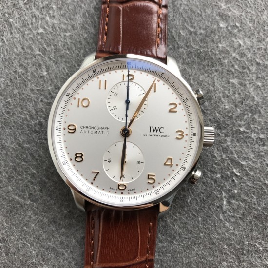 ZF扛鼎新作——IWC万国表葡萄牙系列IW371605腕表(2019年大改款葡计) 【精彩细节】1.精致背透,机芯可一览无余2.新版表扣设计更加舒适精妙3.定制版CAL.69355机芯,无理由实现原装所有功能【表壳】腕表尺寸41mmX13mm1.ZF早已烂熟于胸的万国打磨技艺,实力演绎IWC的原汁原味2.前后两片蓝宝石水晶玻璃,通透无比3.比例和版型经过多次校正,做到与正品一致贴合手腕清新俊逸 品貌非凡ZF出品 必属精品 ZF扛鼎新作——IWC万国表葡萄牙系列IW371605腕表(2019年大改款葡计) 【精彩细节】1.精致背透,机芯可一览无余2.新版表扣设计更加舒适精妙3.定制版CAL.69355机芯,无理由实现原装所有功能【表壳】腕表尺寸41mmX13mm1.ZF早已烂熟于胸的万国打磨技艺,实力演绎IWC的原汁原味2.前后两片蓝宝石水晶玻璃,通透无比3.比例和版型经过多次校正,做到与正品一致贴合手腕清新俊逸 品貌非凡ZF出品 必属精品