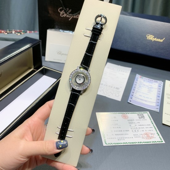 ★实拍 最新萧邦彩虹钻震撼来袭!萧邦快乐钻一直是女表中的翘楚,对萧邦这个系列的创意一直中毒很深,这款彩虹钻属于萧邦的高级珠宝系列!该腕表尺寸大小恰到好处 佩戴舒适!当时间遇见彩虹 玩转小清新 宝石闪耀着红橙黄绿青蓝紫等斑斓色彩 恰似添上曼妙多姿变化色彩精心挑选玲珑精巧的宝石组合镶嵌在一起 为腕表赋予了奇异光彩!女表彩虹圈 萧邦宝石美 不犹豫 果断入手吧! ★实拍 最新萧邦彩虹钻震撼来袭!萧邦快乐钻一直是女表中的翘楚,对萧邦这个系列的创意一直中毒很深,这款彩虹钻属于萧邦的高级珠宝系列!该腕表尺寸大小恰到好处 佩戴舒适!当时间遇见彩虹 玩转小清新 宝石闪耀着红橙黄绿青蓝紫等斑斓色彩 恰似添上曼妙多姿变化色彩精心挑选玲珑精巧的宝石组合镶嵌在一起 为腕表赋予了奇异光彩!女表彩虹圈 萧邦宝石美 不犹豫 果断入手吧!
