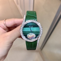 实拍 孔雀绿 伯爵 全新Piaget Lime light系列腕表，以其独特的造型，引领着时尚界的风潮，更是邀请到国际巨星巩俐倾情代言，必将成为伯爵品牌全新的识别69式印，瑞士石英32mm 白金电镀 认准独家实拍细节品质！