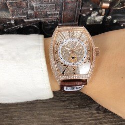 法兰克 穆勒Franck Muller 全新满天星系列⚓️搭载进口日本西铁城机械机芯⚙️意大利双面小牛皮原装针扣酒桶形拱桥状精钢表壳⚫️手工全镶嵌施华洛水晶钻 高贵霸气尺寸43*55mm高尚的艺术 精湛的工艺 一经发布 无不轰动