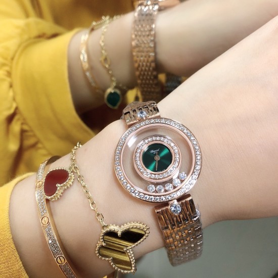 【独家美拍萧邦经邦萧邦HAPPY DIAMONDS系列快乐钻腕表】新增最新绿表盘 蓝宝石玻璃镜面 我们就是自己的神话 原厂瑞士石英机芯 镜面内7颗快乐钻自由转动 活动钻石围绕表盘回旋起舞 制作精巧的表壳玩味透明概念 chopard家标志性的Happy钻石在两片蓝宝石水晶玻璃 形成的空间内自由滑动 充分展现自由和欢快的感觉 表壳顶端与底端各缀有一圈钻石 树叶形指针 较小的同心圆为珍珠母贝质地 呈圆满的球型 两个同心圆环上皆全手工镶有钻石 七颗灵动钻石如悬空漂浮一般 细节见真知 【独家美拍萧邦经邦萧邦HAPPY DIAMONDS系列快乐钻腕表】新增最新绿表盘 蓝宝石玻璃镜面 我们就是自己的神话 原厂瑞士石英机芯 镜面内7颗快乐钻自由转动 活动钻石围绕表盘回旋起舞 制作精巧的表壳玩味透明概念 chopard家标志性的Happy钻石在两片蓝宝石水晶玻璃 形成的空间内自由滑动 充分展现自由和欢快的感觉 表壳顶端与底端各缀有一圈钻石 树叶形指针 较小的同心圆为珍珠母贝质地 呈圆满的球型 两个同心圆环上皆全手工镶有钻石 七颗灵动钻石如悬空漂浮一般 细节见真知