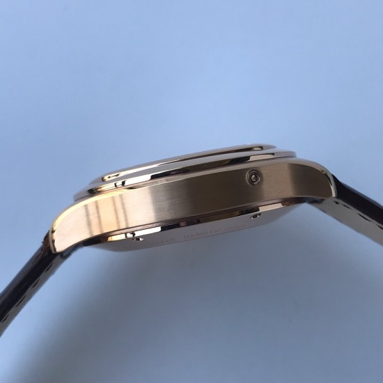 TW出品【高端品质复刻版】伯爵 黑带系列 Piaget BLACK -TIE系列GOA32017 男士腕表 枕形的表壳以不同的几何造型完美和谐地搭配在一起 体现出伯爵匠心独具的创意 造工精湛的机芯不仅拥有时 分和小秒针显示 同时还能区分昼夜 精确显示第二地时间 并配有大型日期显示窗 在设计典雅的表盘上清晰呈现各项功能 尺寸42mm 机芯型号 850P全自动机械 蓝宝石水晶玻璃 进口牛皮 原装折叠扣 是陪伴您外出旅游的最佳旅行腕表 TW出品【高端品质复刻版】伯爵 黑带系列 Piaget BLACK -TIE系列GOA32017 男士腕表 枕形的表壳以不同的几何造型完美和谐地搭配在一起 体现出伯爵匠心独具的创意 造工精湛的机芯不仅拥有时 分和小秒针显示 同时还能区分昼夜 精确显示第二地时间 并配有大型日期显示窗 在设计典雅的表盘上清晰呈现各项功能 尺寸42mm 机芯型号 850P全自动机械 蓝宝石水晶玻璃 进口牛皮 原装折叠扣 是陪伴您外出旅游的最佳旅行腕表