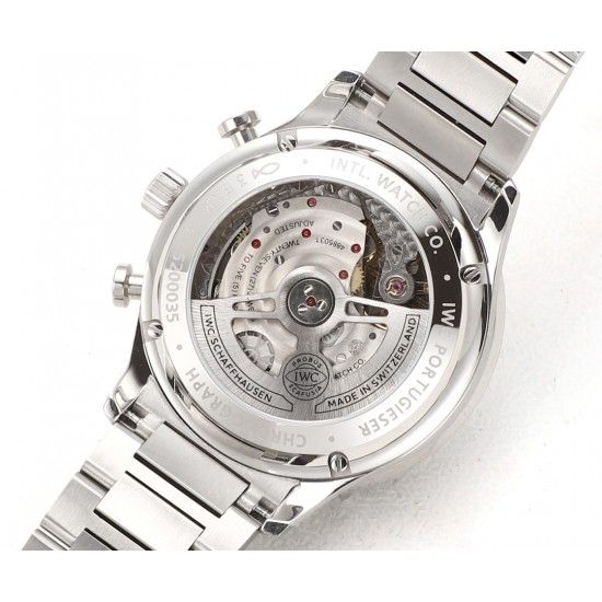 V6S新品,IWC万国表为其经典全新葡萄牙系列计时腕表推出首款精钢表链款式。IWC万国表首次为这款经典时计系列腕表配备精钢表链,令IWC万国表葡萄牙系列计时腕表更添几分灵活随性。表链经过抛光与拉丝工艺修饰,精密入微,优美雅致;蝴蝶式折叠表扣赋予其符合人体工学的贴心设计,细腻贴合手腕,佩戴无比舒适。配备精钢表链的全新表款采用精钢表壳,腕表内部搭载IWC万国表自制69355型计时机芯,坚固而精准,采用经典导柱轮设计,透过蓝宝石玻璃表背可纵览机芯风采。高效双向棘爪上链系统提供46小时动力储备。 V6S新品,IWC万国表为其经典全新葡萄牙系列计时腕表推出首款精钢表链款式。IWC万国表首次为这款经典时计系列腕表配备精钢表链,令IWC万国表葡萄牙系列计时腕表更添几分灵活随性。表链经过抛光与拉丝工艺修饰,精密入微,优美雅致;蝴蝶式折叠表扣赋予其符合人体工学的贴心设计,细腻贴合手腕,佩戴无比舒适。配备精钢表链的全新表款采用精钢表壳,腕表内部搭载IWC万国表自制69355型计时机芯,坚固而精准,采用经典导柱轮设计,透过蓝宝石玻璃表背可纵览机芯风采。高效双向棘爪上链系统提供46小时动力储备。