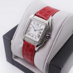 实拍 8848F Panthre de Cartier 卡地亚猎豹手表，华丽而不羁，是Panthre de Cartier猎豹所传达的美学风格。它线条流畅，魅惑动人，柔软服帖于腕间，宛若在肌肤上翩翩起舞。独特的造型彰显成熟优雅、自信动人的女性形象。表壳一体成型，搭配正品使用原装瑞士石英机芯，316L精钢壳套，镶嵌钻石 把头镶嵌一颗合成蓝色尖晶石，镀银表盘，剑形蓝钢指针，100%三度防水，尺寸：27 x 37毫米，22*30毫米，二个尺寸。每块表都有独立的机身编号。