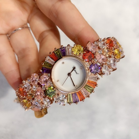 Chopard 萧邦 新款彩钻腕表：精致奢华；整表采用镶嵌技术；珍珠母贝、创意珠宝系列女士腕表镶嵌明亮式切割钻石、圆形切割钻石和蛋形彩锆石、这不仅是一款非凡的腕表，更堪称一件珠宝工艺杰作，完美结合创意、彩色宝石和打破常规的切割，彰显着品牌的魅力．壳直径33mm、
